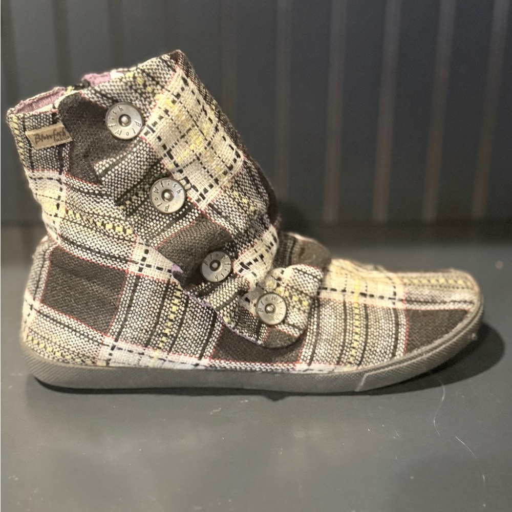 Blowfish Plaid Flannel Hobbit Ankle Boots Sz 7.5 equivalent - Picture 2 of 11